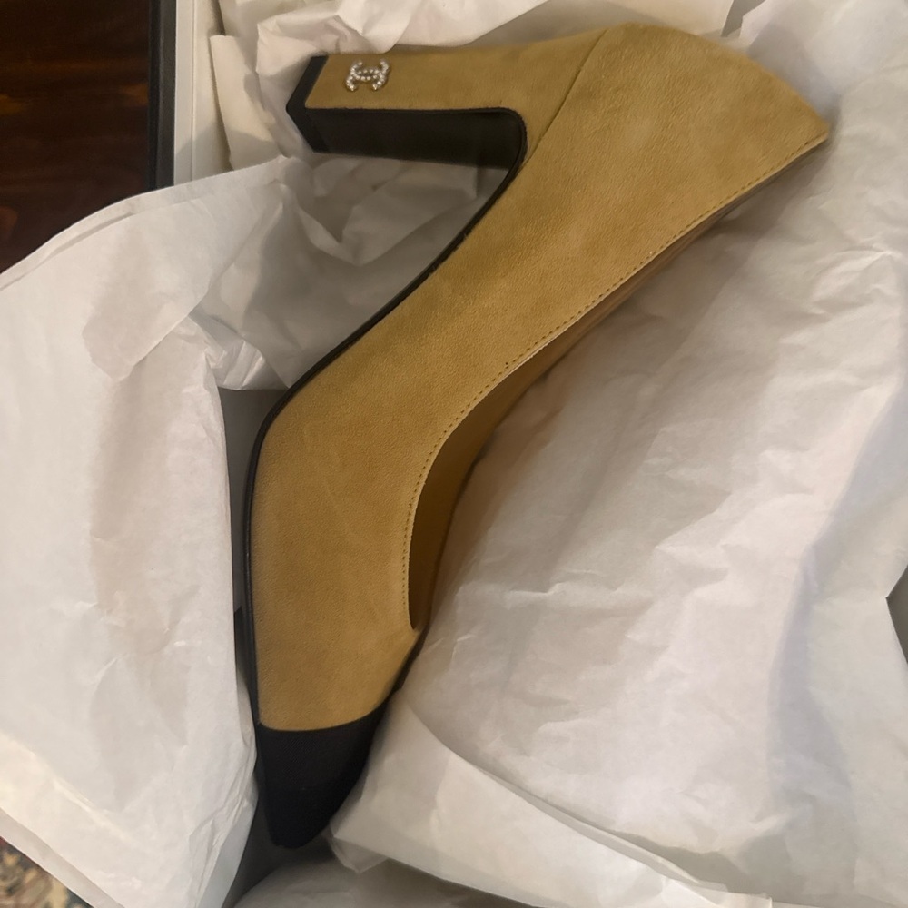 CHANEL cap toe pumps. never worn. brand new in box size 38.5 - Picture 7 of 11